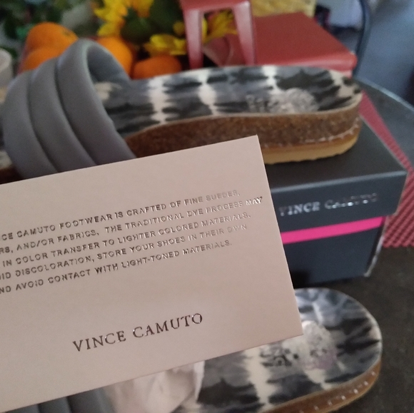 Vince Camuto "Kandler" puffy flip flop - Picture 4 of 7